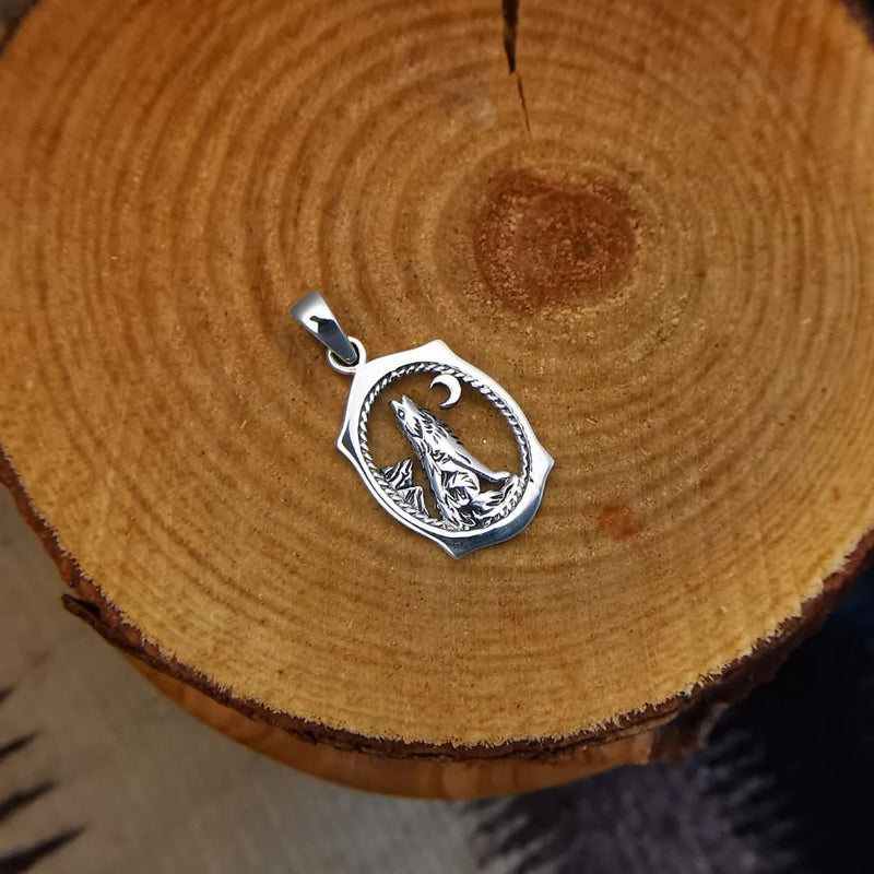 Sterling Silver Wolf Howling at the Moon Pendant – Oval Western Design
