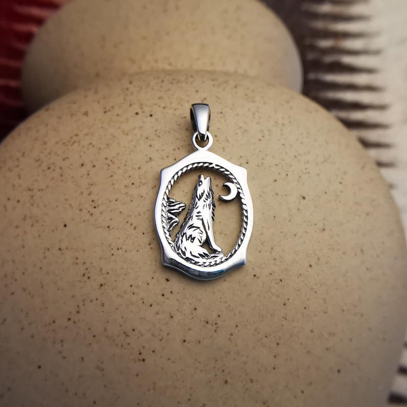 Sterling Silver Wolf Howling at the Moon Pendant – Oval Western Design